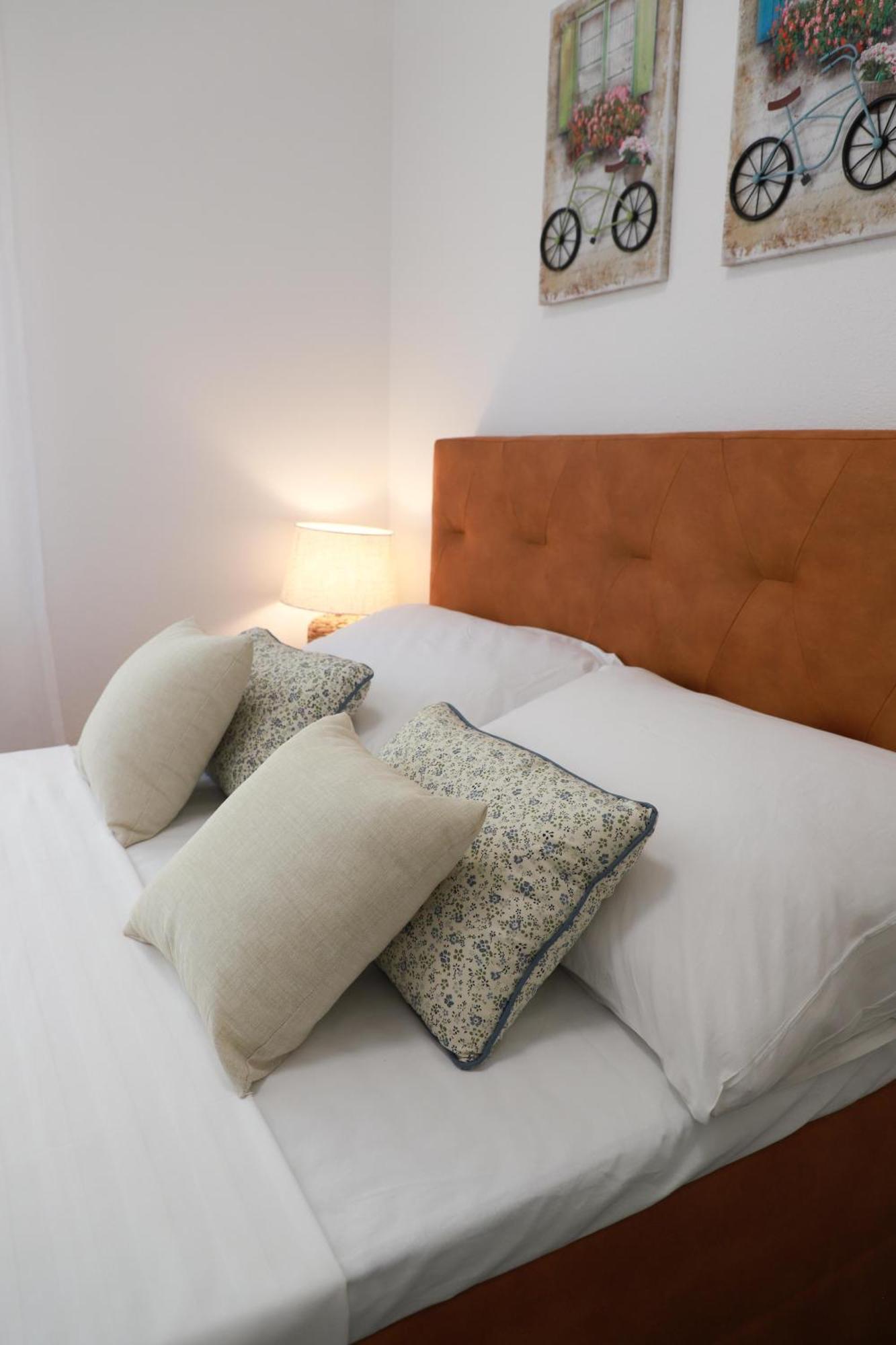 Holiday Apartments Ivano & Leo - Private Parking ザダル エクステリア 写真