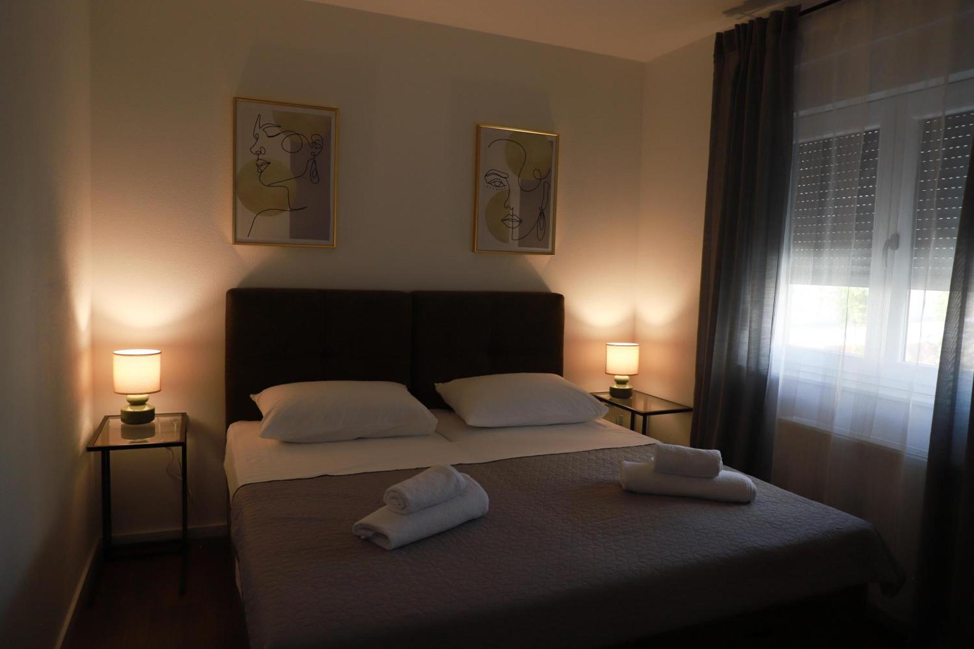 Holiday Apartments Ivano & Leo - Private Parking ザダル エクステリア 写真