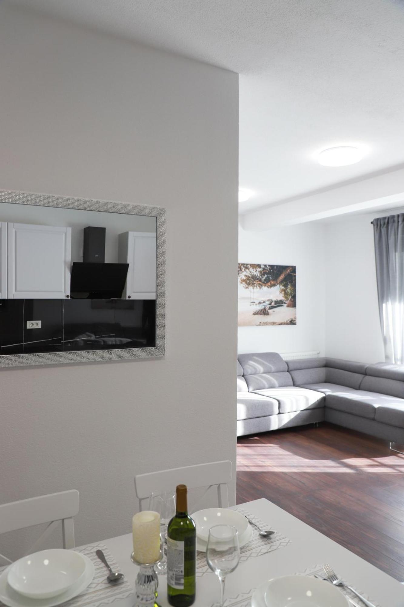 Holiday Apartments Ivano & Leo - Private Parking ザダル エクステリア 写真