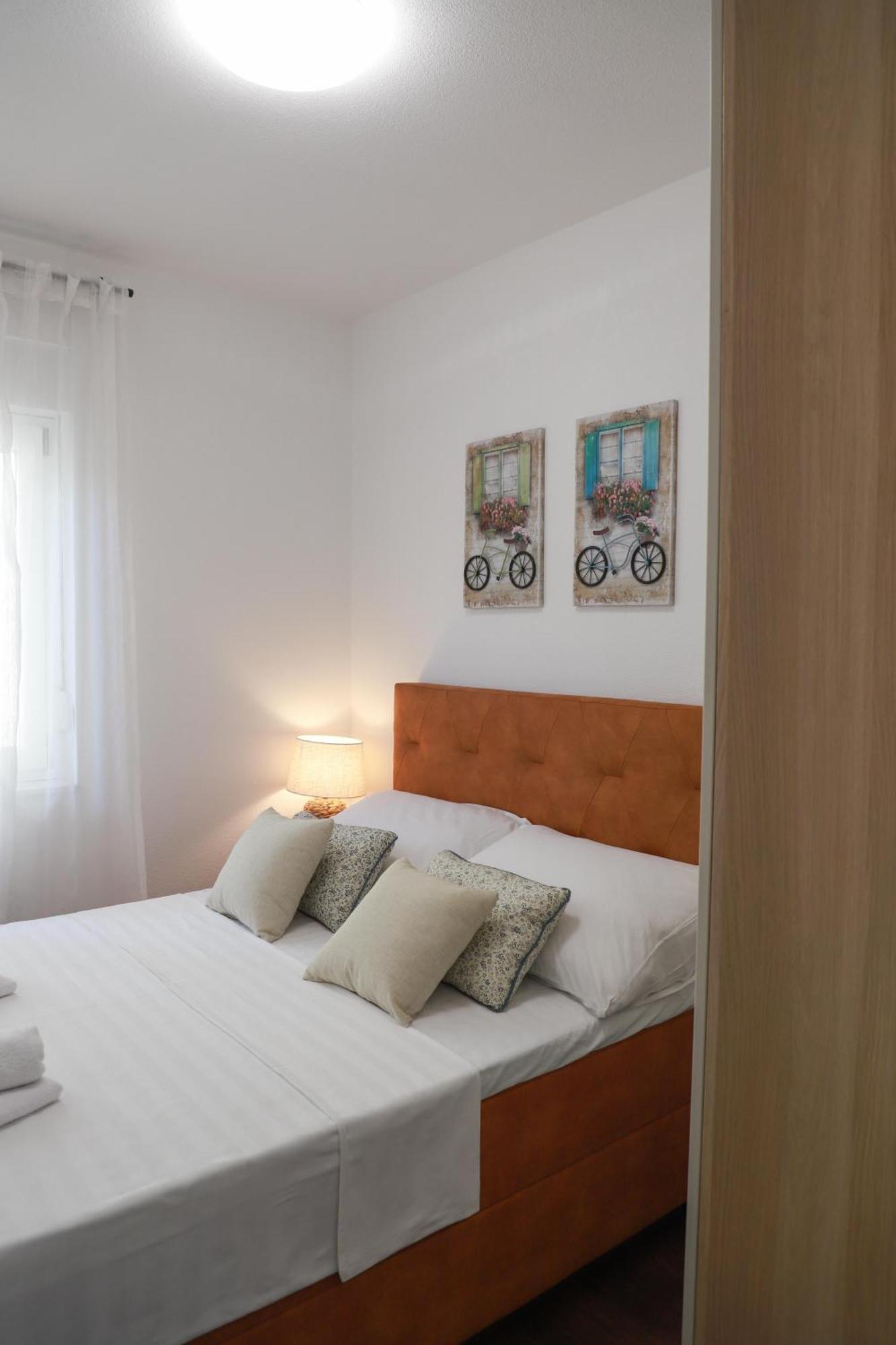 Holiday Apartments Ivano & Leo - Private Parking ザダル エクステリア 写真