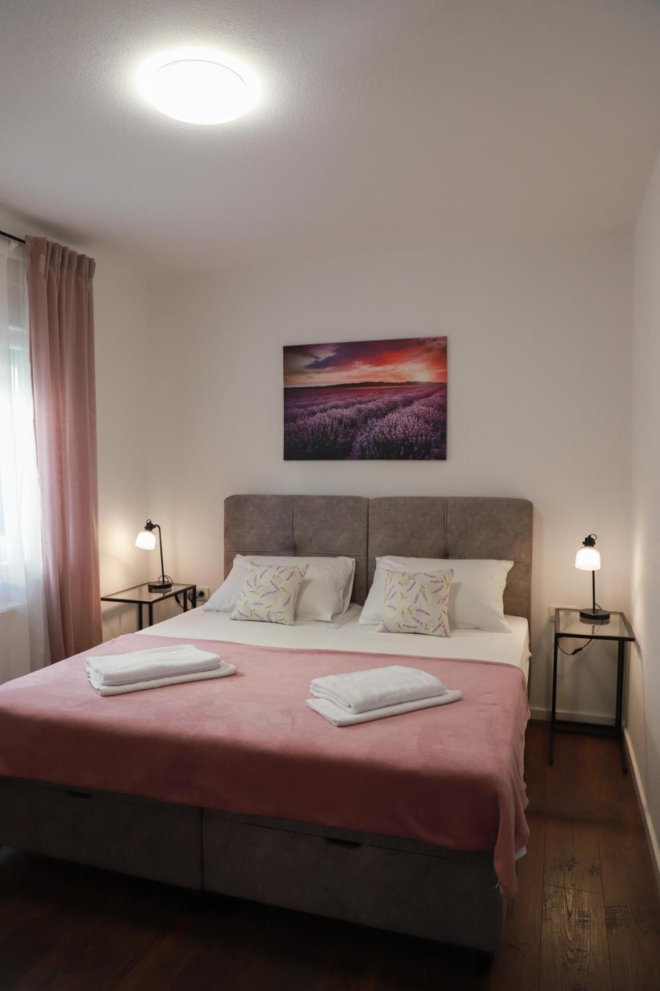 Holiday Apartments Ivano & Leo - Private Parking ザダル エクステリア 写真
