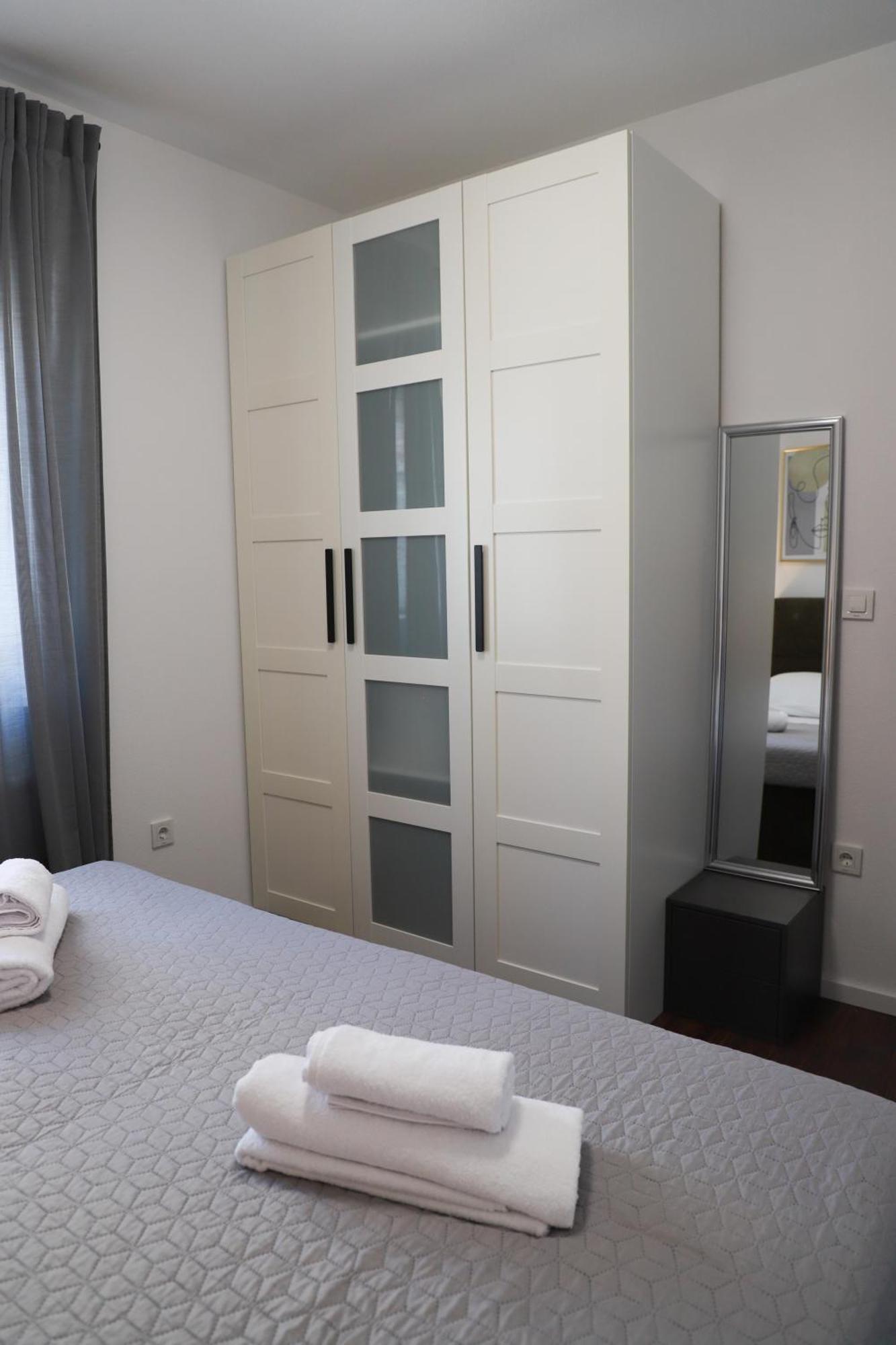 Holiday Apartments Ivano & Leo - Private Parking ザダル エクステリア 写真