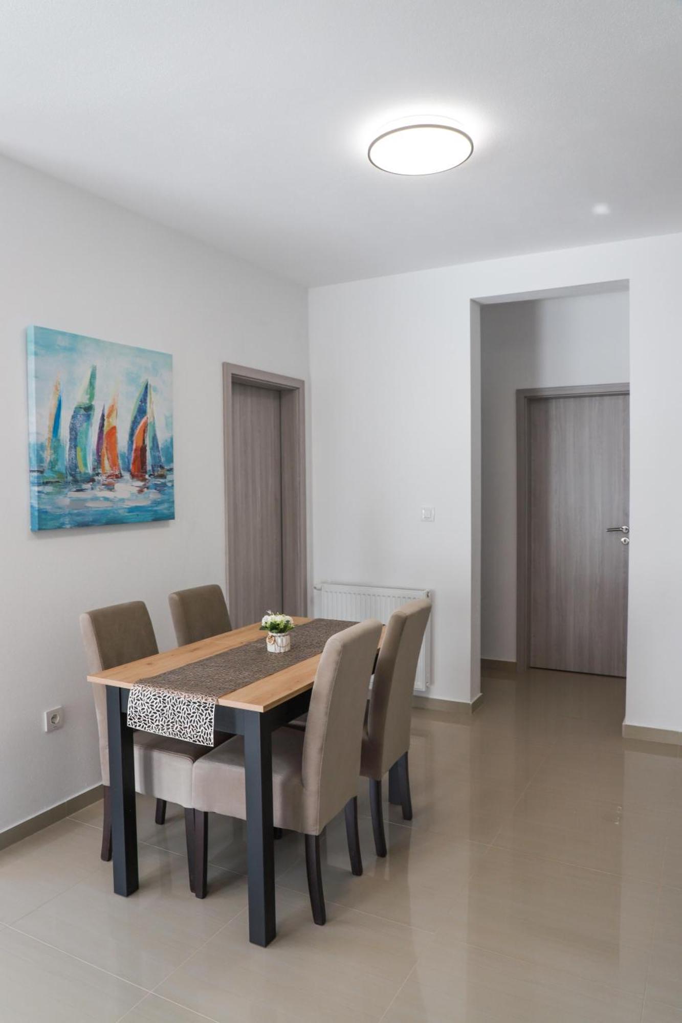 Holiday Apartments Ivano & Leo - Private Parking ザダル エクステリア 写真