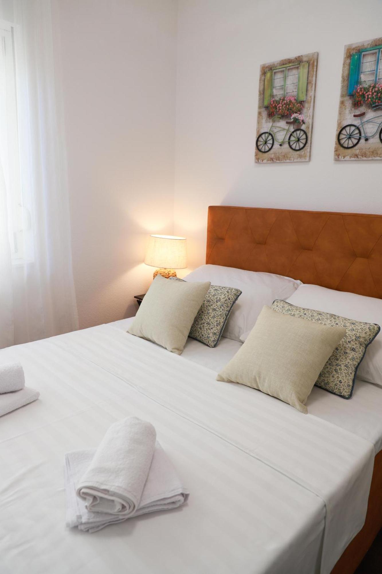 Holiday Apartments Ivano & Leo - Private Parking ザダル エクステリア 写真