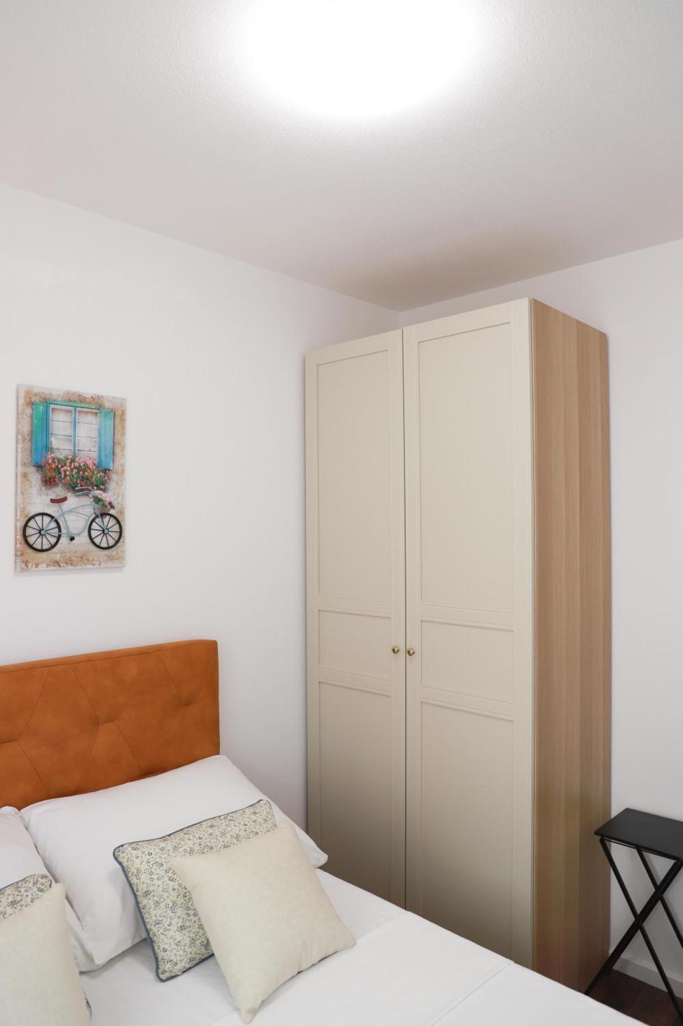 Holiday Apartments Ivano & Leo - Private Parking ザダル エクステリア 写真