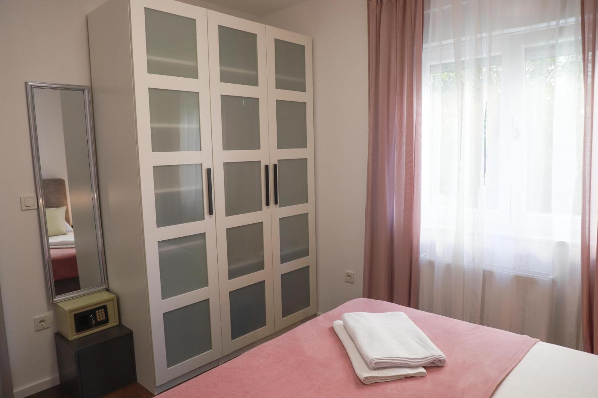 Holiday Apartments Ivano & Leo - Private Parking ザダル エクステリア 写真
