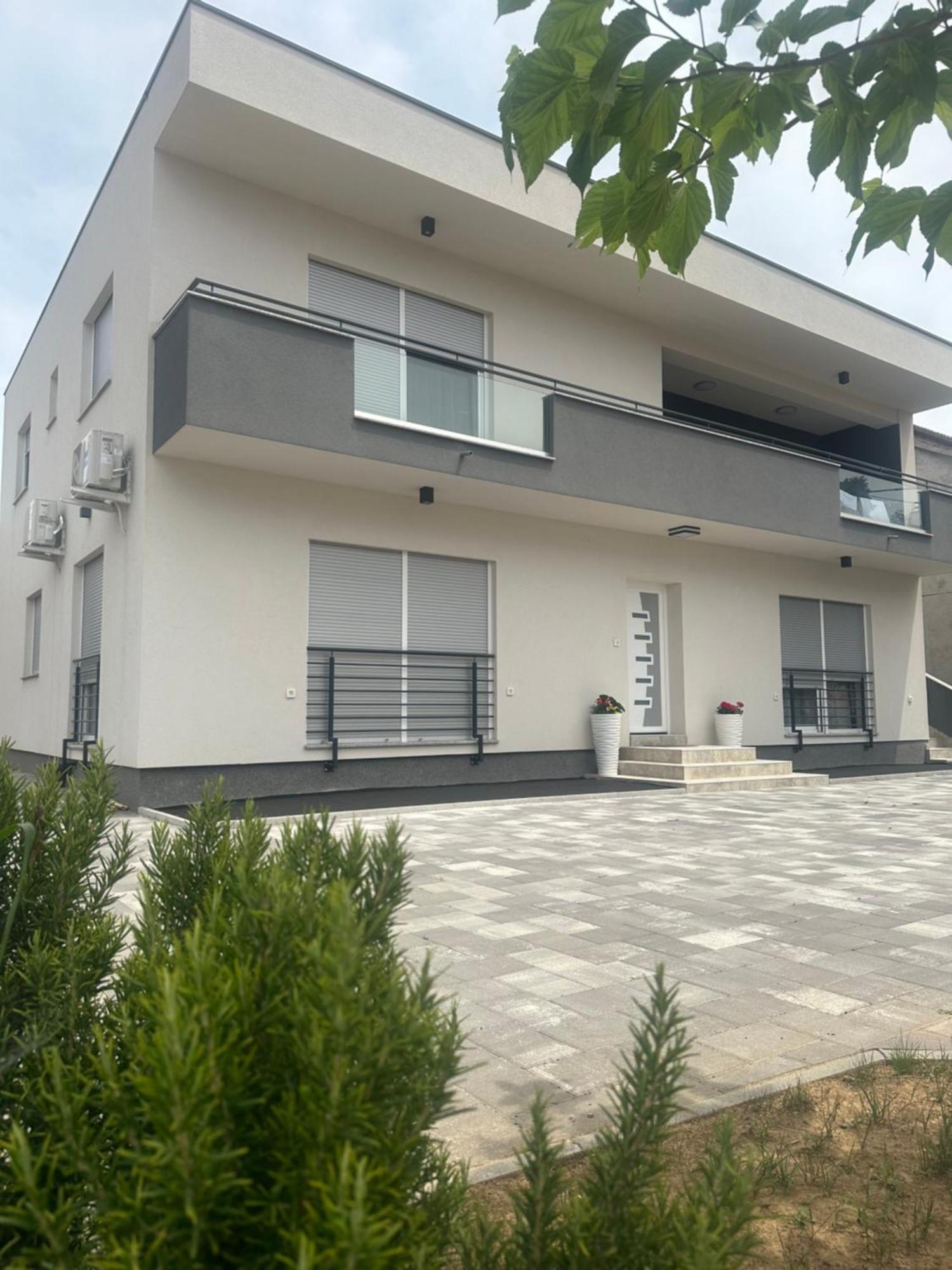 Holiday Apartments Ivano & Leo - Private Parking ザダル エクステリア 写真