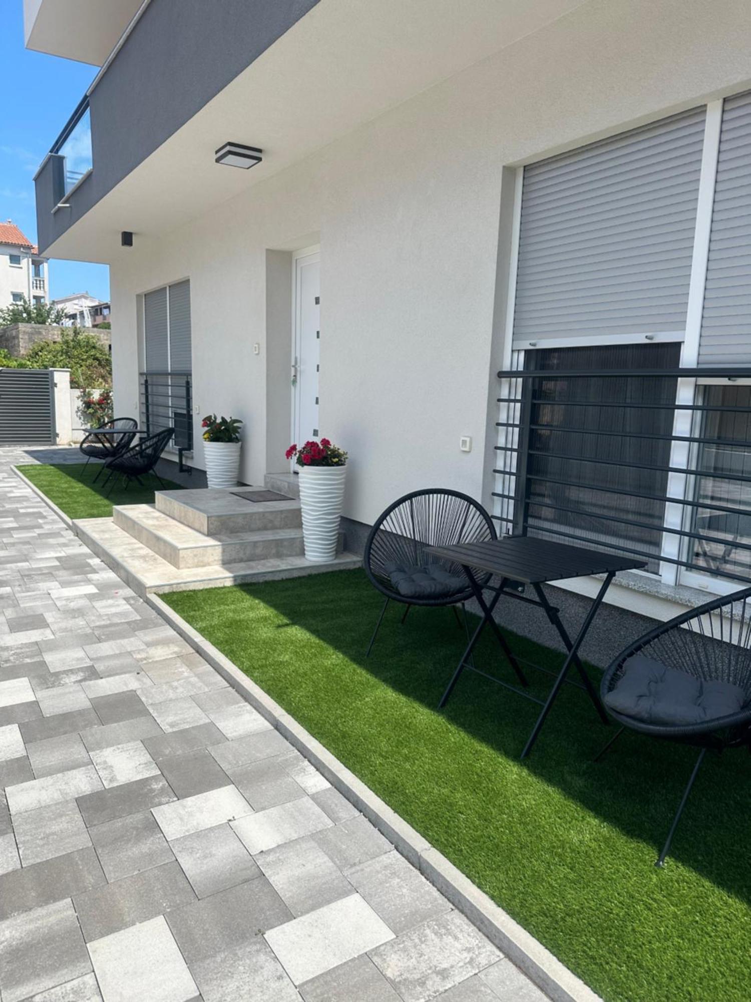 Holiday Apartments Ivano & Leo - Private Parking ザダル エクステリア 写真
